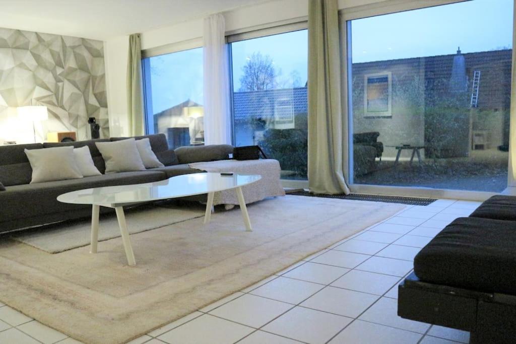 LIVING .... Bungalow mit großem Garten . 5