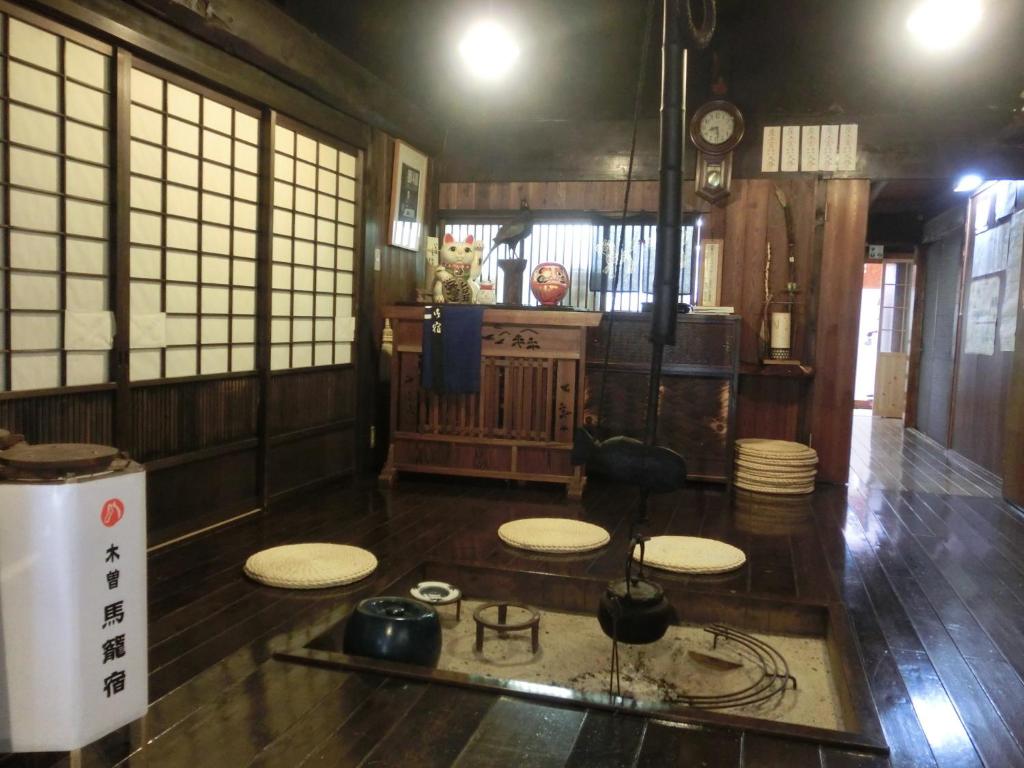 Cette chambre est dotée de parquet et d'une table. dans l'établissement Tajimaya, à Nakatsugawa