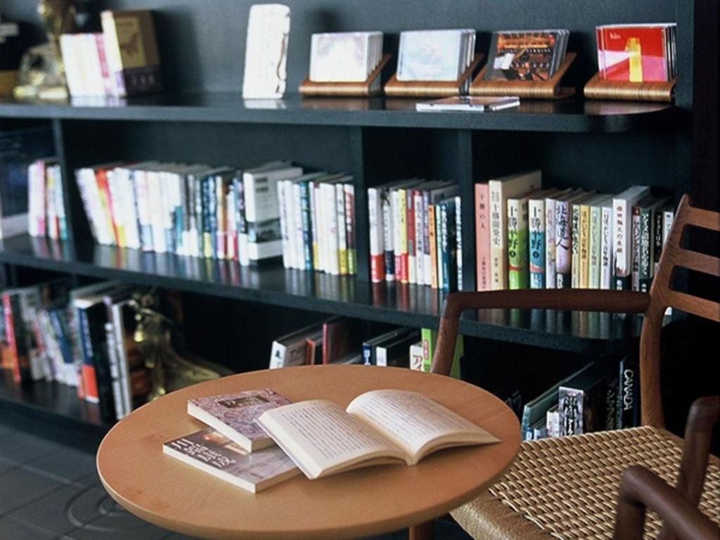une table en bois avec deux livres à côté d'une étagère dans l'établissement Sanyoan, à Otofuke