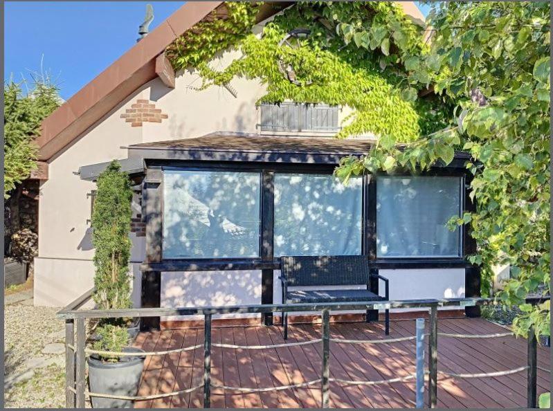 un banc assis sur une terrasse devant une maison dans l'établissement Refuge de l'Ecureuil, à Métabief 13 autres photos