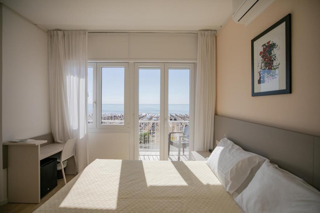 une chambre avec un lit et une vue sur l'océan dans l'établissement Hotel Boston 3 Stelle Superior Frontemare, à Lido di Jesolo