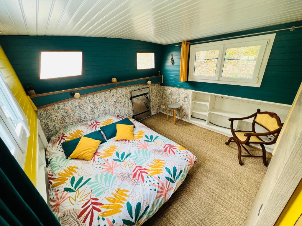 une chambre avec un lit dans une petite pièce dans l'établissement Péniche Dondon - Gîte cocooning sur Canal du midi, à Avignonet-de-Lauragais