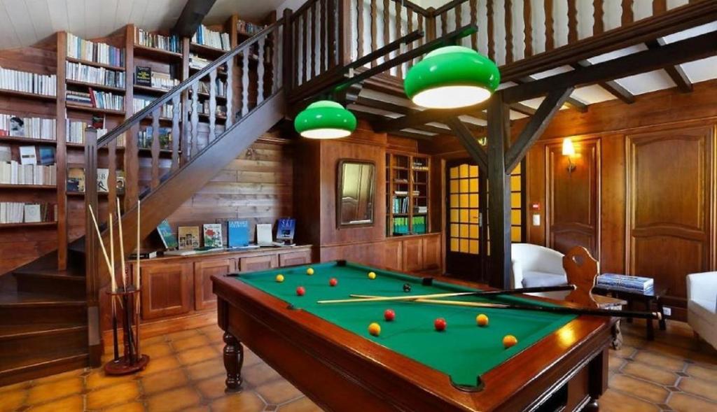 une salle de billard avec un billard et un escalier dans l'établissement Les Roches 1500, à Mieussy