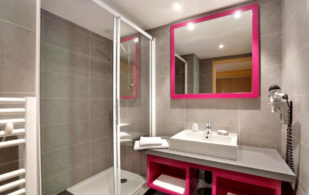 une salle de bain avec un lavabo et un miroir dans l'établissement Les Roches 1500, à Mieussy 16 autres photos