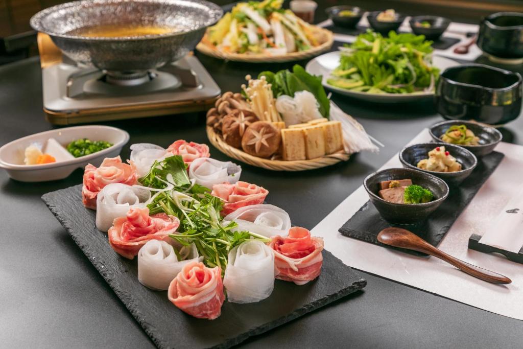 une table recouverte de assiettes et de bols de nourriture dans l'établissement Kozuka Hisanoha, à Hakone 66 autres photos