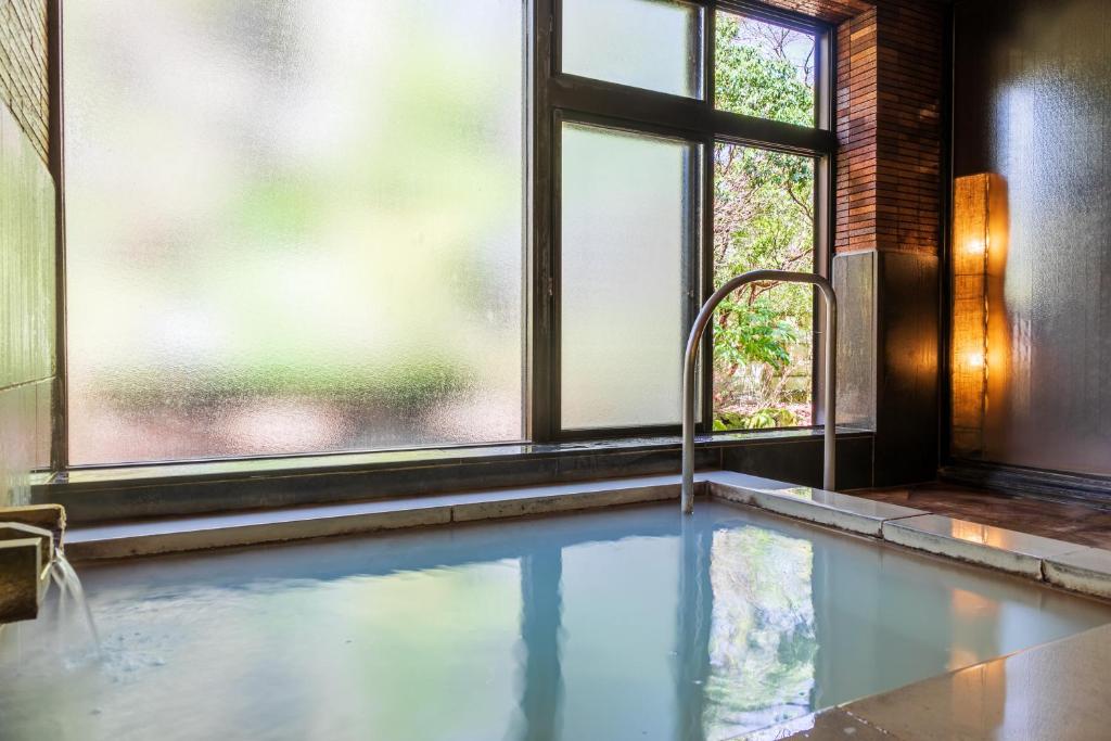 Cette chambre dispose d'une baignoire et d'une fenêtre. dans l'établissement Kozuka Hisanoha, à Hakone
