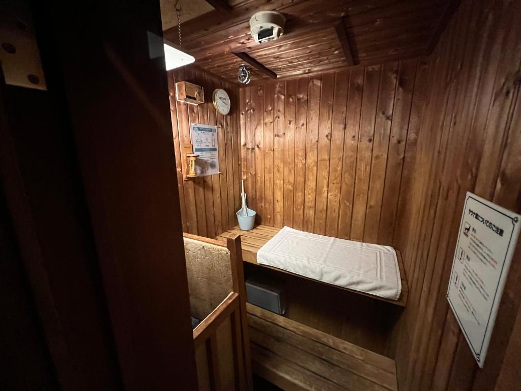 Cette petite chambre comprend un lit dans une cabane en bois. dans l'établissement Hotel Rio (Adult Only), à Sapporo 73 autres photos