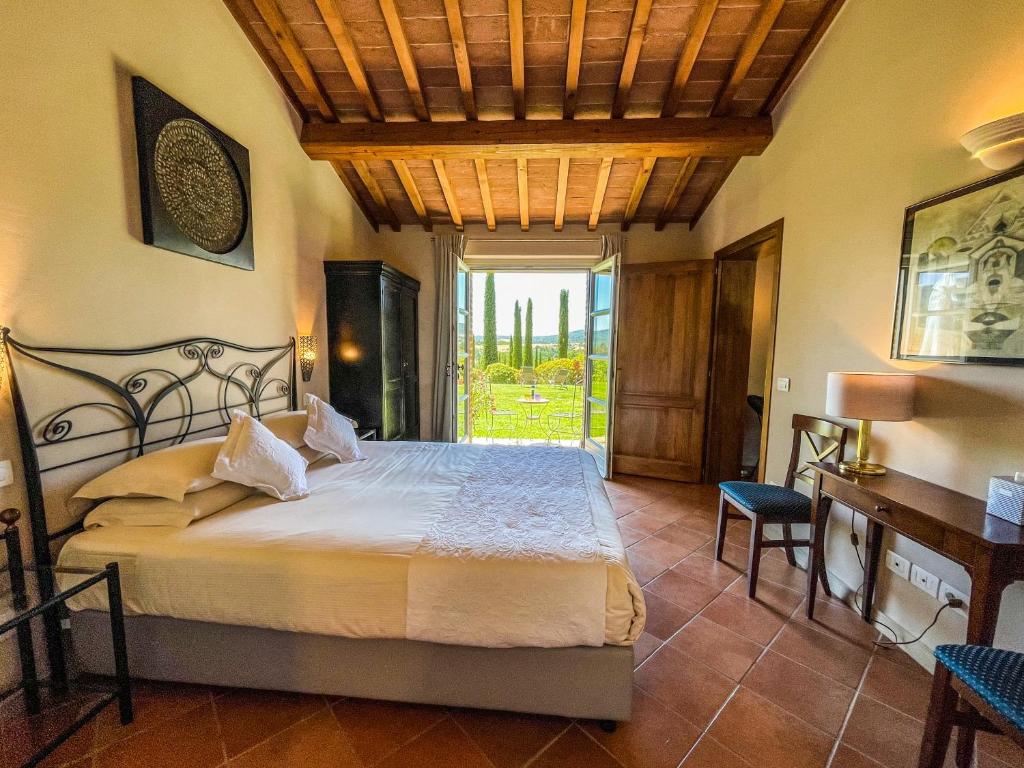 une chambre avec un lit, un bureau et une fenêtre dans l'établissement Countryhouse Villa Rey, à Panicale