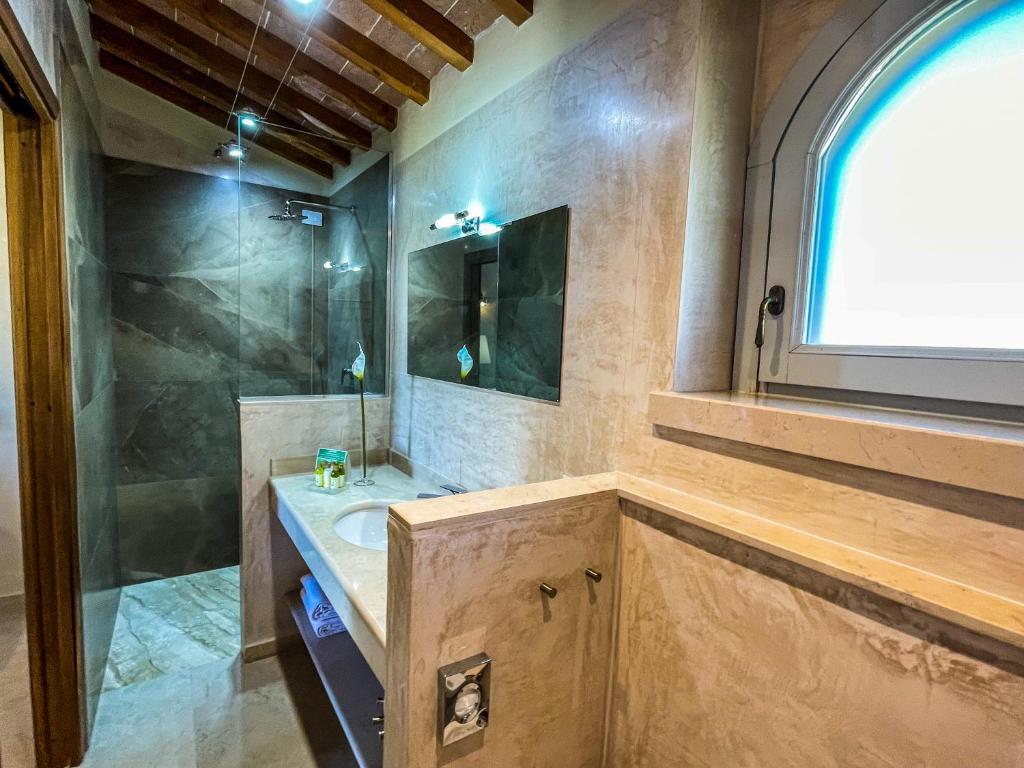 une salle de bain avec un lavabo et une douche dans l'établissement Countryhouse Villa Rey, à Panicale