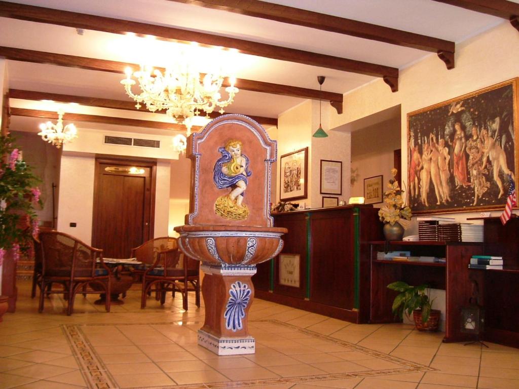 un hall avec une statue au milieu d'une pièce dans l'établissement Hotel U' Bais, à Scilla