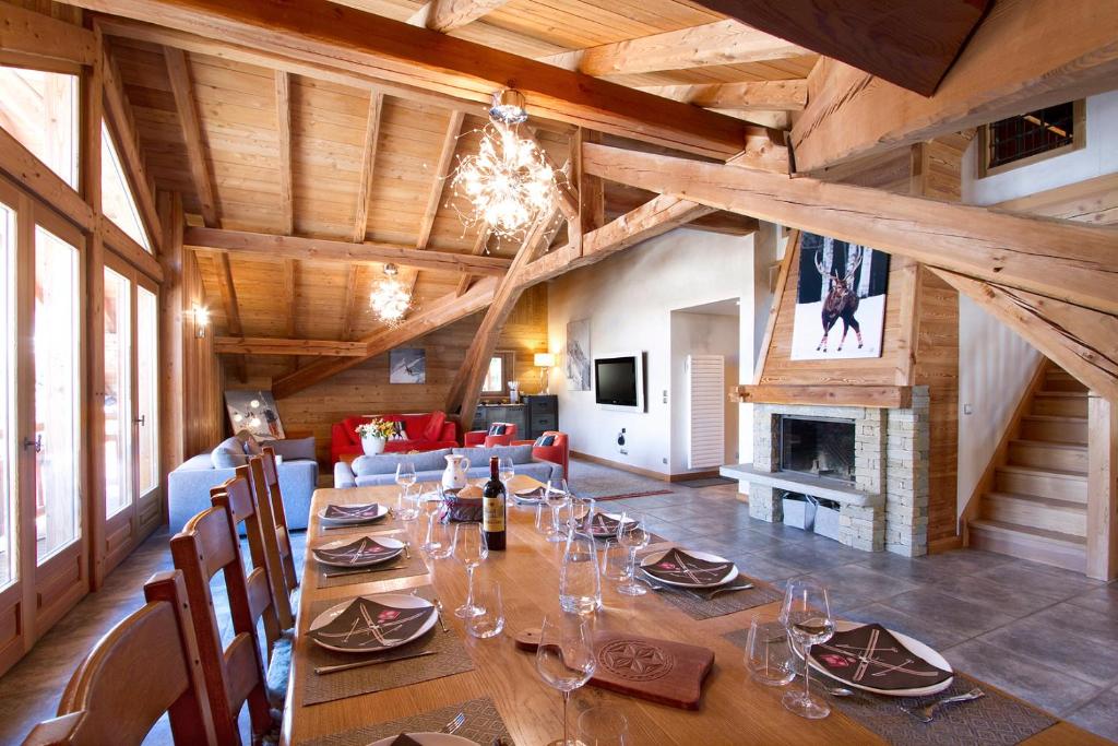 une salle à manger avec une longue table avec des verres à vin dans l'établissement Appartement Noel Martin - 3 chambres, à Les Deux Alpes