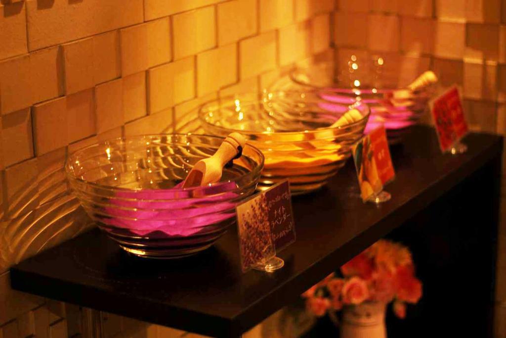 deux paniers assis sur une table noire avec des étiquettes dans l'établissement Hotel Will池袋 Adult Only, à Tokyo