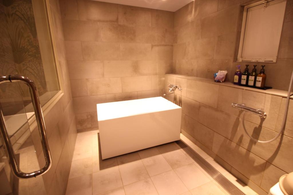 une salle de bain avec un lavabo et une douche dans l'établissement ホテルラパンセ Adult Only, à Saitama 27 autres photos