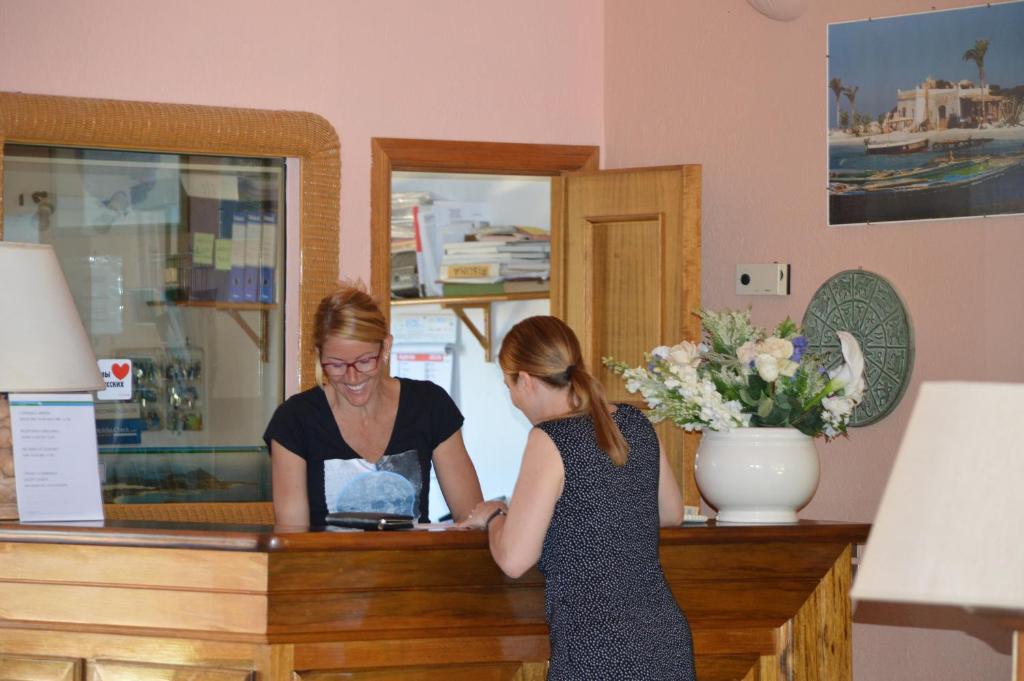 d'une femme et d'une fille inscrites au registre des caisses dans l'établissement Residence Fenicia, à Villasimius 111 autres photos