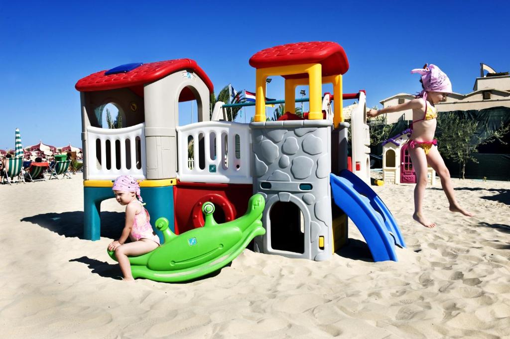 - 2 filles sur une aire de jeux sur la plage dans l'établissement Grand Hotel Excelsior, à San Benedetto del Tronto