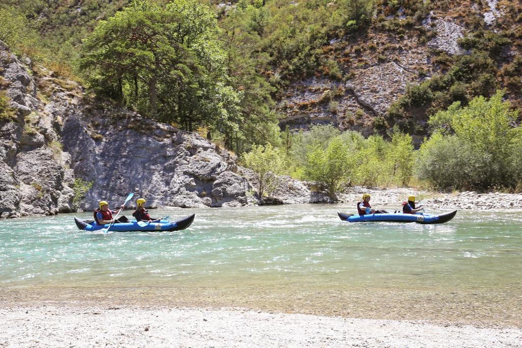 - un groupe de personnes en canoë-kayak sur une rivière dans l'établissement Huttopia Gorges du Verdon, à Castellane 12 autres photos