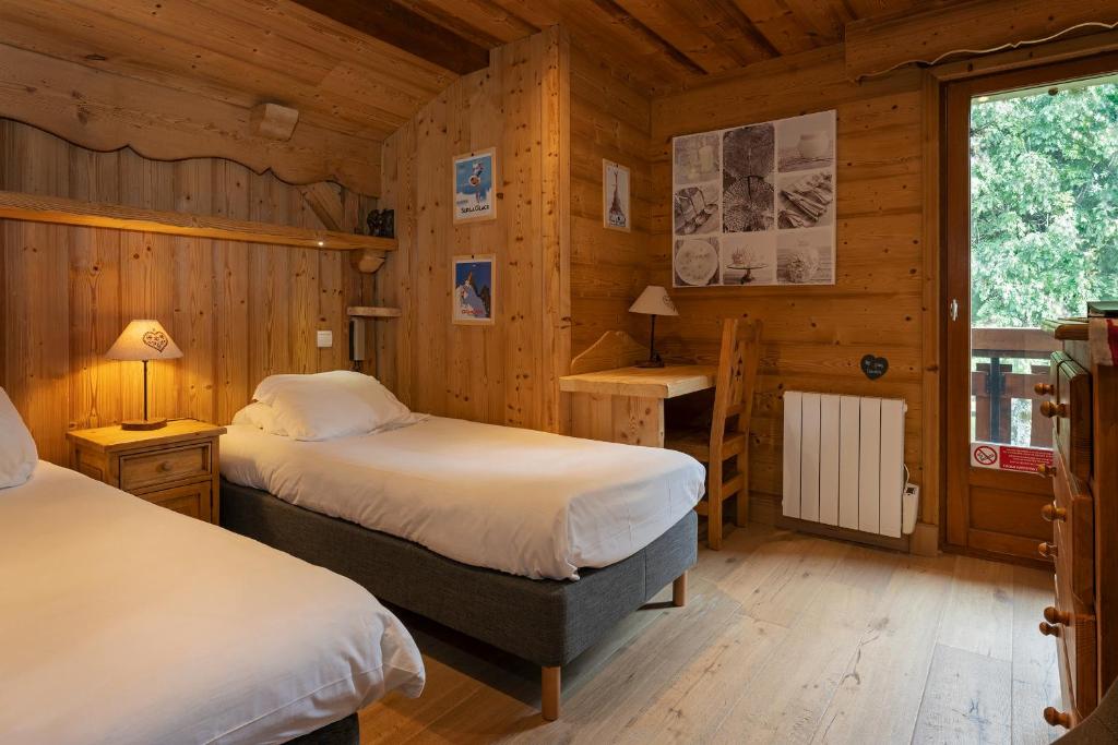 - une chambre avec 2 lits dans une cabane en bois dans l'établissement Chalet Hôtel du Mont-Charvin & Spa, à Crest-Voland 37 autres photos