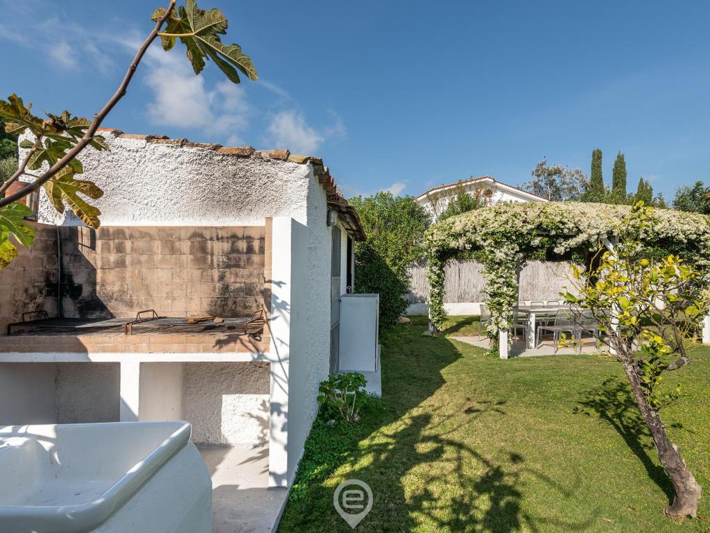 - une vue sur l'arrière-cour d'une maison dans l'établissement Villa Virago, à Porto Columbu - Perdʼe Sali