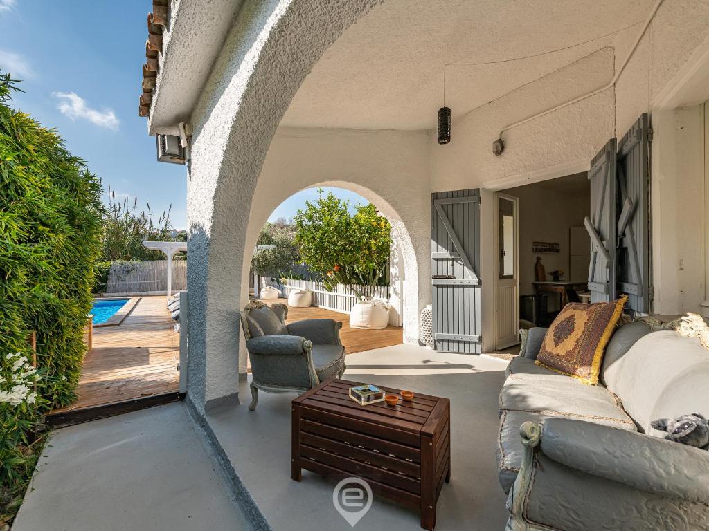 un salon avec un canapé et une table dans l'établissement Villa Virago, à Porto Columbu - Perdʼe Sali 46 autres photos