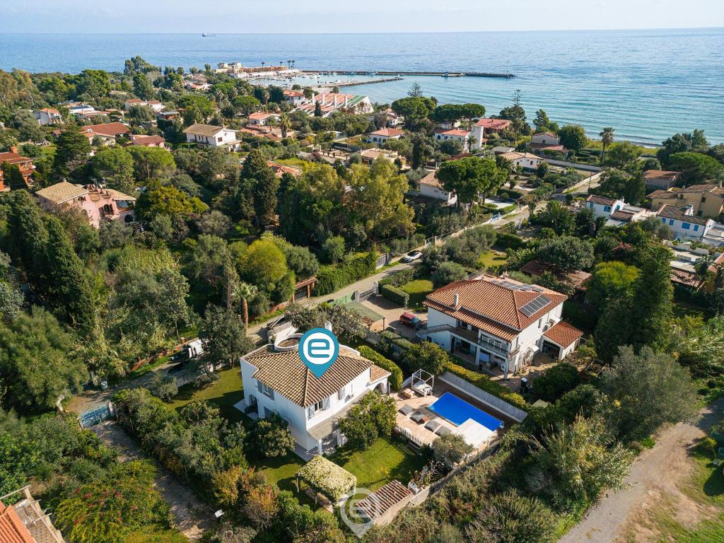 une vue aérienne d'une maison avec piscine dans l'établissement Villa Virago, à Porto Columbu - Perdʼe Sali