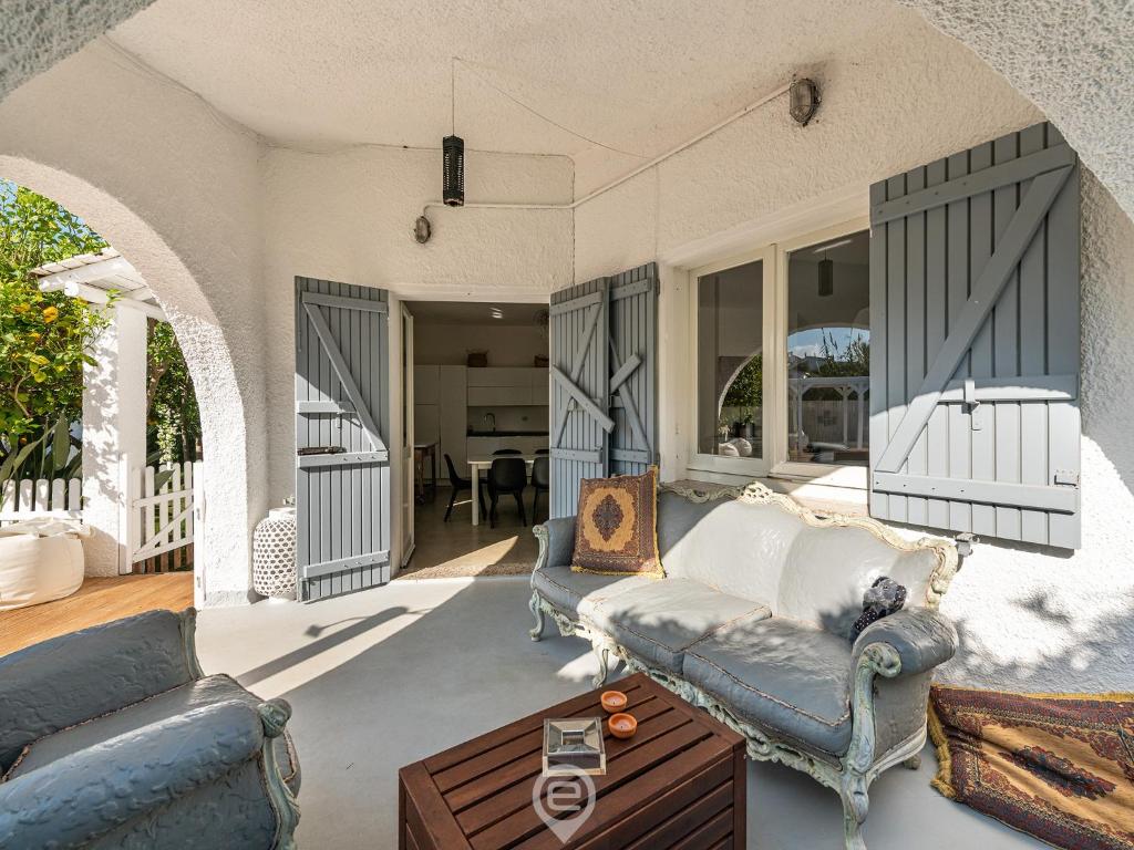 un salon avec un canapé et une table dans l'établissement Villa Virago, à Porto Columbu - Perdʼe Sali