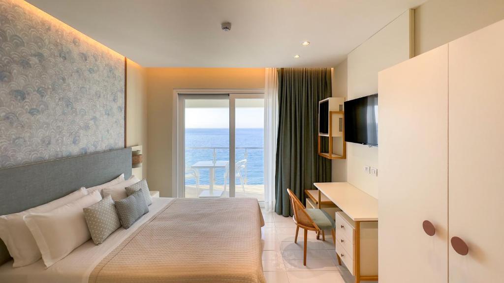 une chambre d'hôtel avec un lit, un bureau et une fenêtre dans l'établissement Hotel Giosue' a mare Sorrento, à Meta