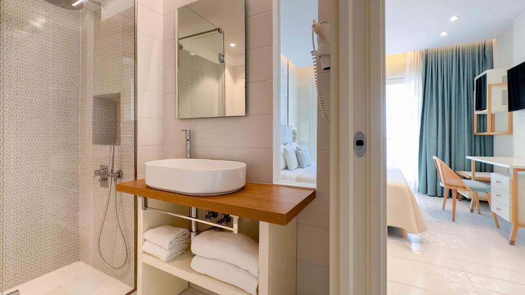 une salle de bain avec un lavabo et une douche dans l'établissement Hotel Giosue' a mare Sorrento, à Meta