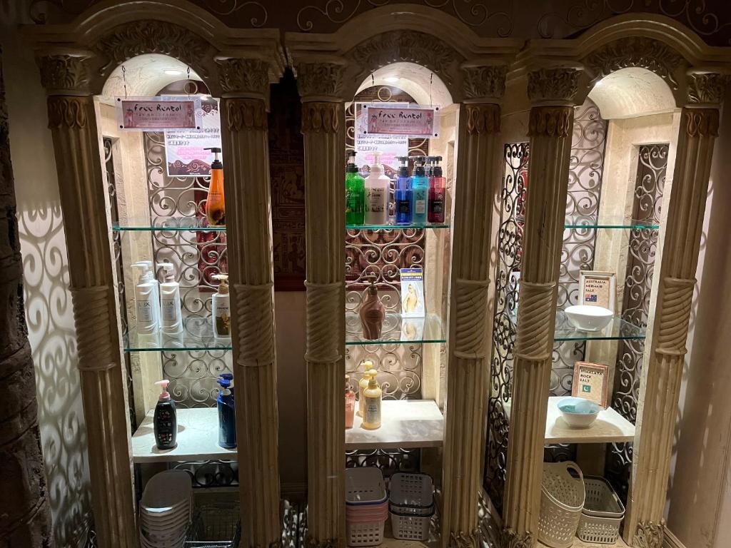 une boîte de visualisation dans un magasin doté de fenêtres en verre dans l'établissement Hotel Pharaoh-Adult Only, à Sapporo