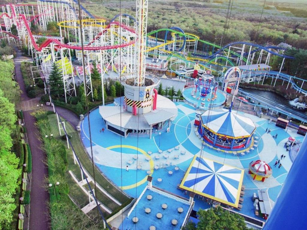 - une vue aérienne sur un parc aquatique doté d'une montagne dans l'établissement Nasushiobara Ichimantei, à Nasushiobara