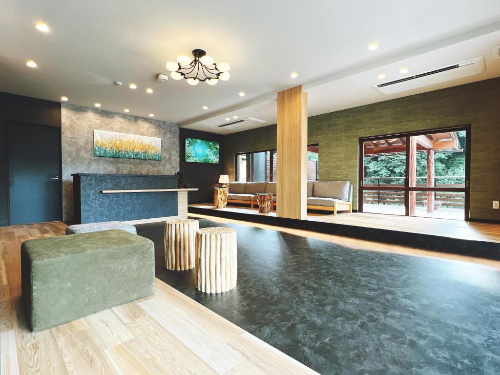 - un salon avec une piscine dans une maison dans l'établissement OWL RESORT ARIFUKU ONSEN, à Gotsu