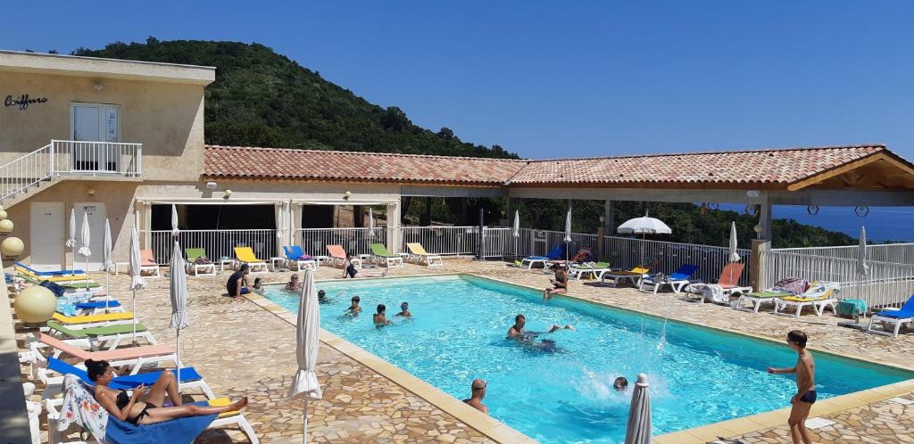 - une grande piscine avec des personnes dans l'établissement Camping Mozziconaccio, à Sainte-Lucie de Porto-Vecchio