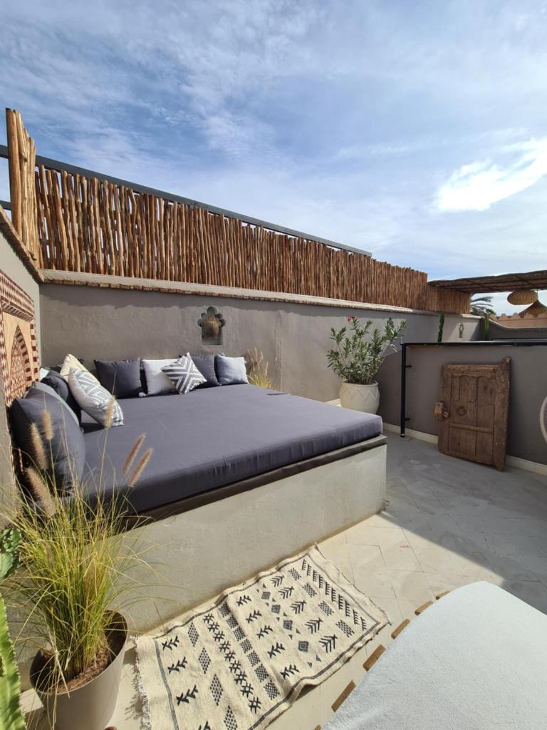 - un lit installé au-dessus d'une terrasse dans l'établissement Riad les Rêves d'Amélie, à Marrakech