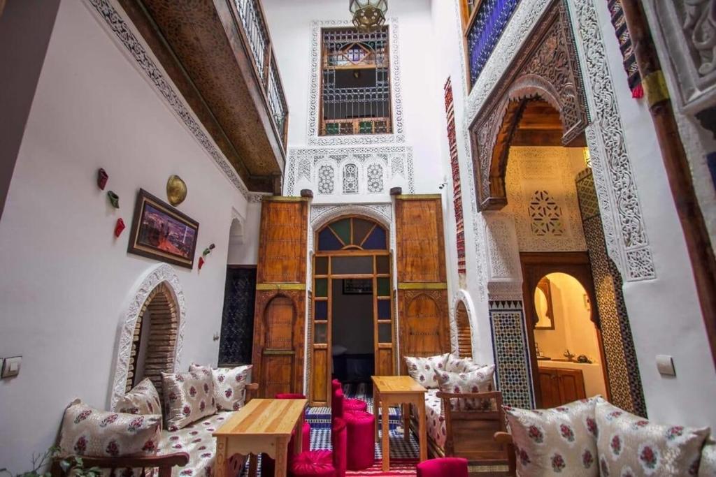 un salon avec un canapé et une table dans l'établissement Dar Miouda Fes, à Fès