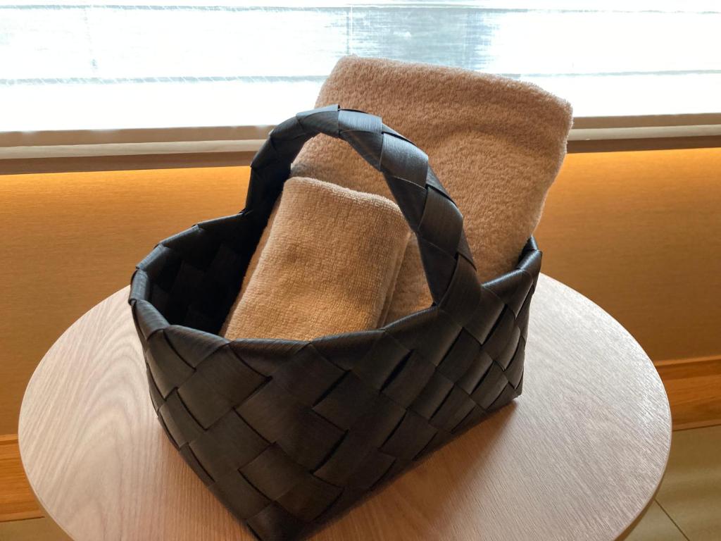 un chapeau assis au-dessus d'une table dans l'établissement Urakusatsu TOU, à Kusatsu 37 autres photos