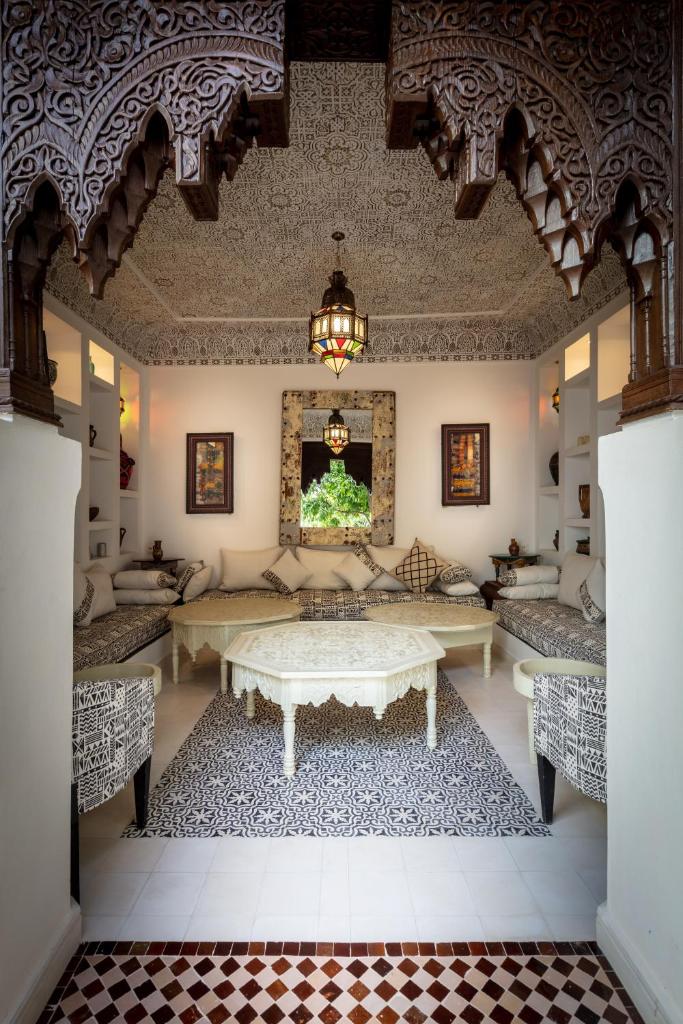 un salon avec une table au milieu d'une pièce dans l'établissement Riad les remparts de la kasbah, à Marrakech
