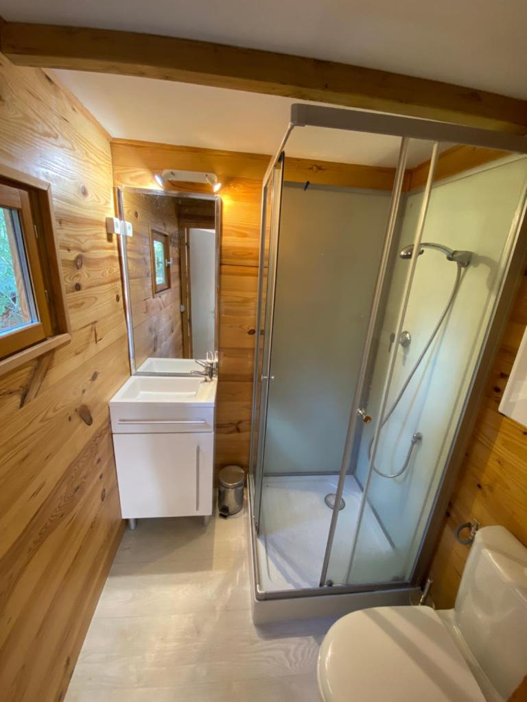 une salle de bain avec une douche, des toilettes et un lavabo dans l'établissement Camping la Peiriere, à Tuchan
