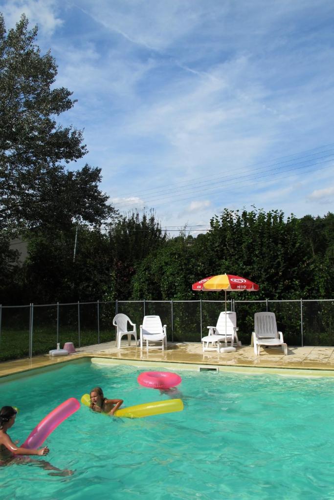 Deux enfants jouent dans une piscine. dans l'établissement Camping de la Bonnette, à Caylus