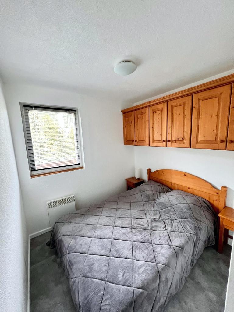 une chambre avec un lit et une fenêtre dans l'établissement Vars, Appart spacieux rénové 4 couchages dans chalet, à Vars 12 autres photos