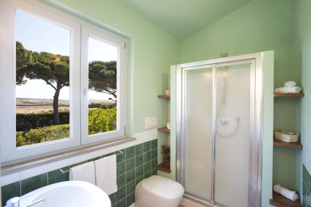 une salle de bain avec douche et toilettes et une fenêtre dans l'établissement Residence Pineta, à Albinia