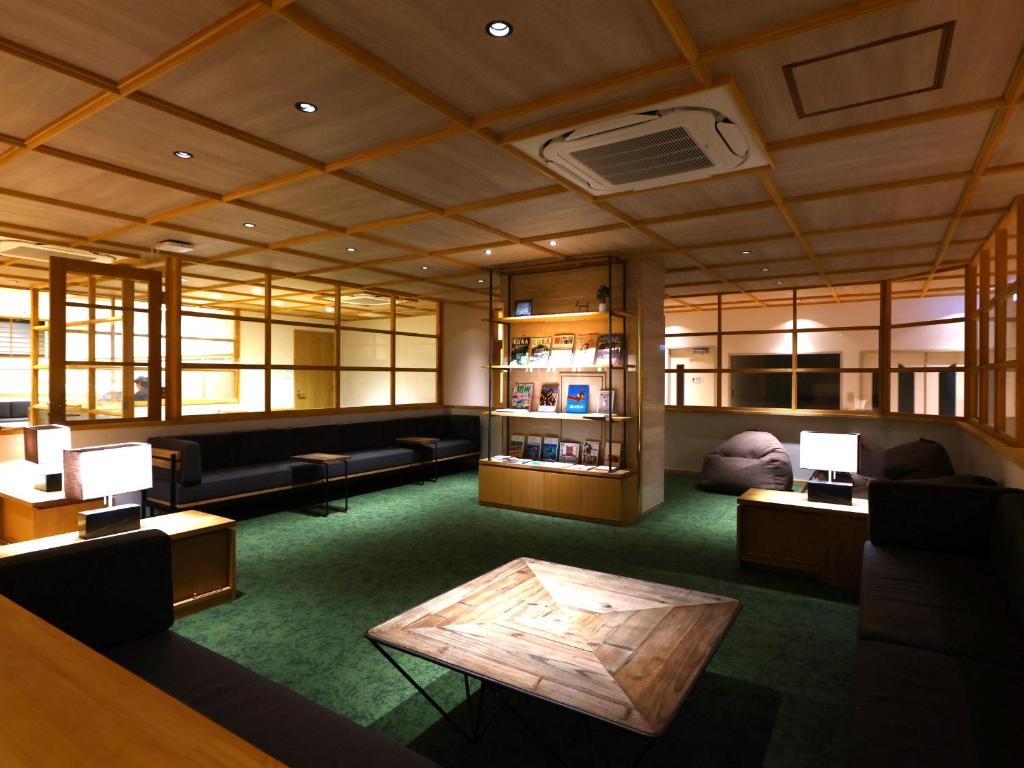 un grand salon avec un canapé et une table dans l'établissement Hotel Yudanaka, à Yamanouchi