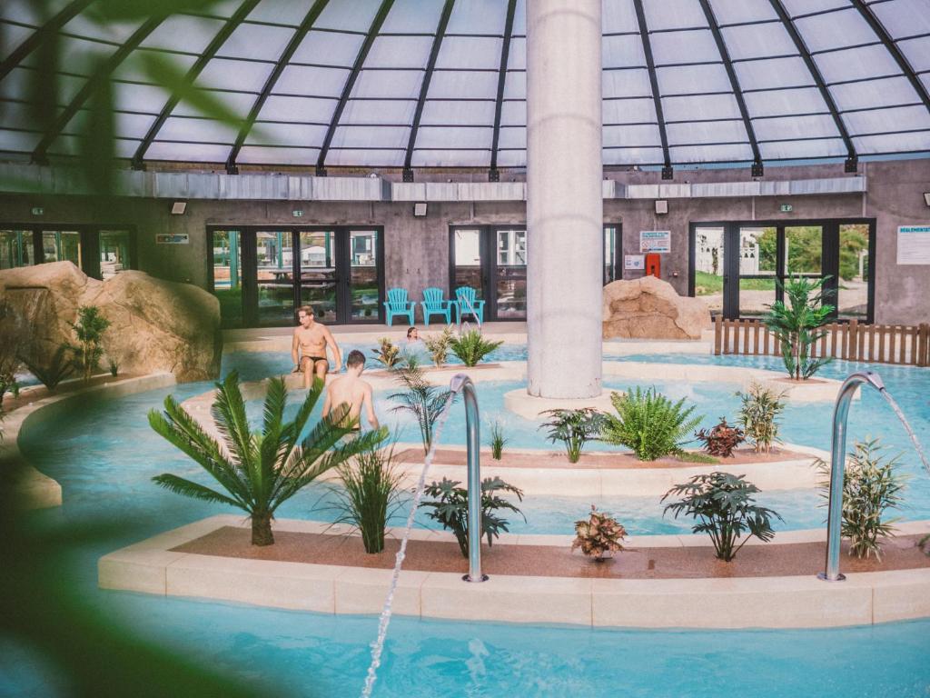 une piscine dans un hôtel avec un parc aquatique dans l'établissement Camping Les Garennes, à Rang-du-Fliers 37 autres photos