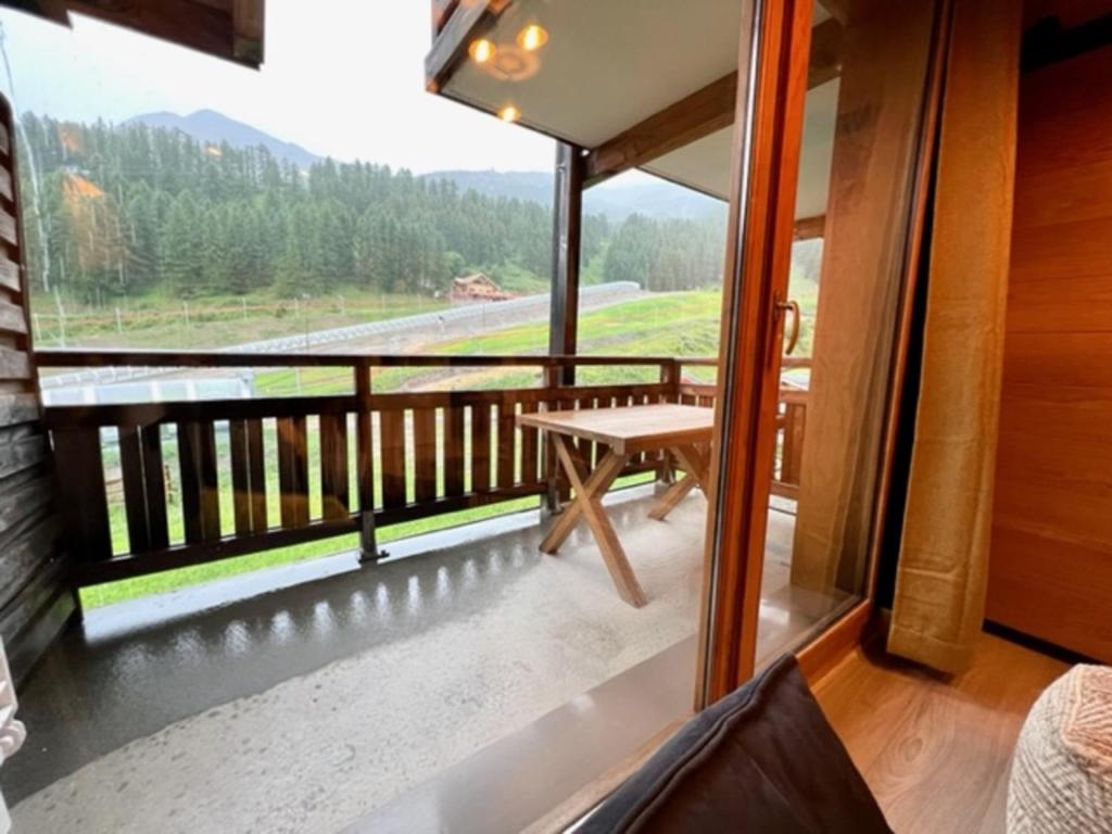Cette chambre dispose d'un balcon avec vue sur une route. dans l'établissement Centre station 1800 - 2 Chambres - Vue panoramique, aux Orres