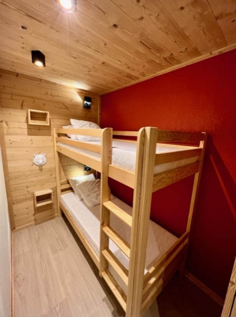 une chambre avec deux lits superposés dans l'établissement Centre station 1800 - 2 Chambres - Vue panoramique, aux Orres 19 autres photos