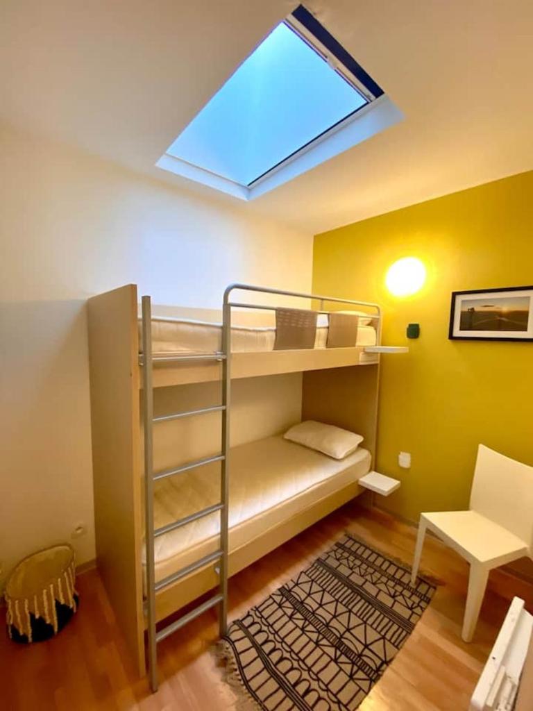 Cette petite chambre comprend des lits superposés et une lucarne. dans l'établissement Duplex rénové - 3 CHAMBRES 8 PERS dernier étage, aux Orres 15 autres photos