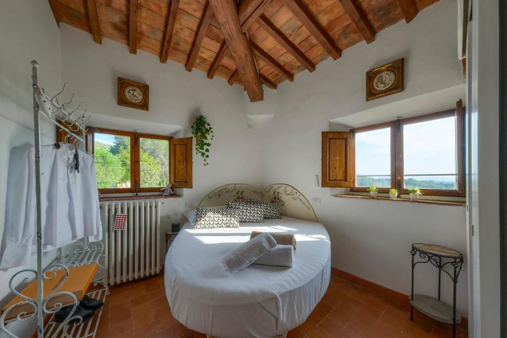 une chambre avec un lit dans une pièce avec des fenêtres dans l'établissement Villa Maria - in the hills above Florence, à Castiglione 71 autres photos