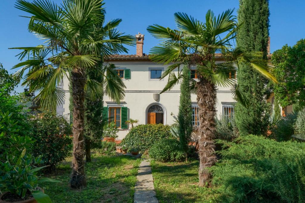 une maison avec des palmiers devant dans l'établissement Villa Maria - in the hills above Florence, à Castiglione