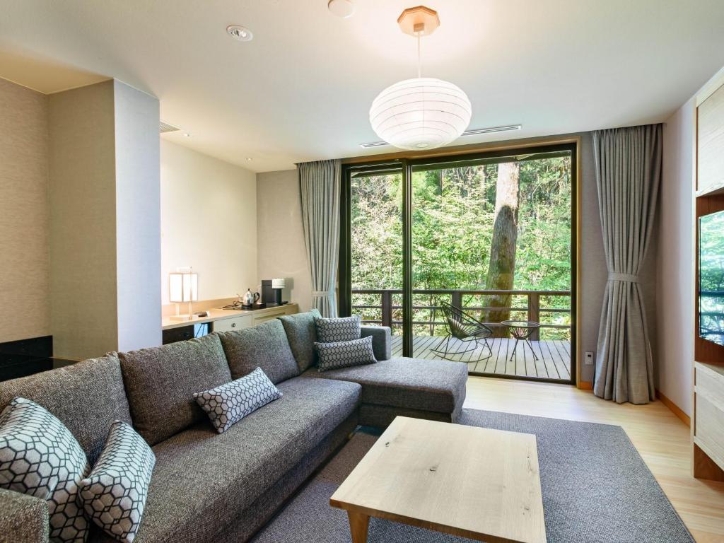 un salon avec un canapé et une table dans l'établissement Hakone Suishoen, à Hakone