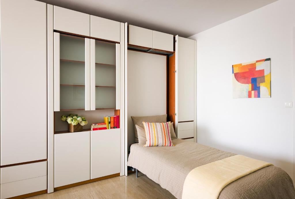 Ferienwohnung Les Oliviers über den Dächern von Nizza ruhig sonnig Meerblick Pool Tiefgarage Parkplatz 2