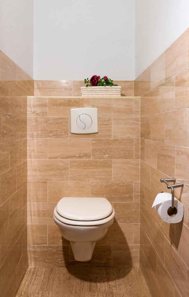 Ferienwohnung Les Oliviers über den Dächern von Nizza ruhig sonnig Meerblick Pool Tiefgarage Parkplatz 8