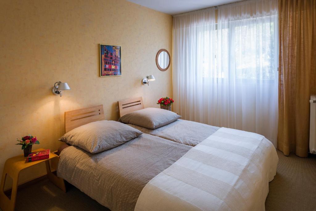 Ferienwohnung Les Oliviers über den Dächern von Nizza ruhig sonnig Meerblick Pool Tiefgarage Parkplatz 7